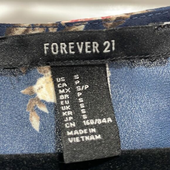 💙 Forever 21 cap sleeve blouse navy blue with floral pattern size S 💙 - Picture 2 of 5